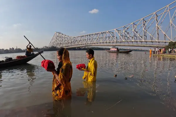 İnsanlar Kolkata, Hindistan 'da Chhas Puja festivali sırasında Chhas Puja ayinleri yapıyorlar..