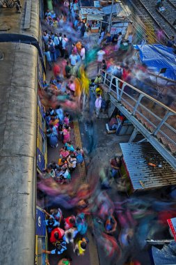 İnsanlar Kolkata, Hindistan 'daki bir demiryolu platformunda hayat hikayesi ile meşgul..