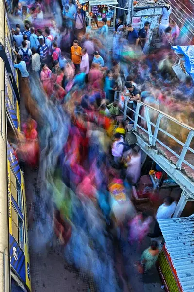 İnsanlar Kolkata, Hindistan 'daki bir demiryolu platformunda hayat hikayesi ile meşgul..