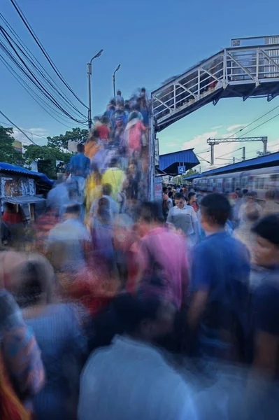 İnsanlar Kolkata, Hindistan 'daki bir demiryolu platformunda hayat hikayesi ile meşgul..