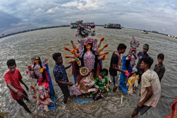 İnsanlar Hindistan 'ın Kolkata kentinde Durga puja festivalini kutluyorlar..