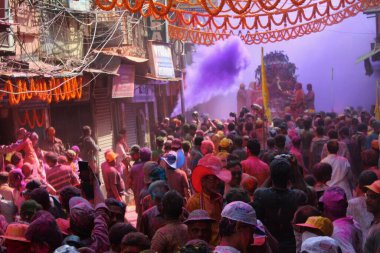 İnsanlar Kolkata, Hindistan 'da Holi' nin renkli festivalini kutluyorlar..