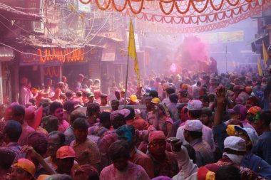 İnsanlar Kolkata, Hindistan 'da Holi' nin renkli festivalini kutluyorlar..