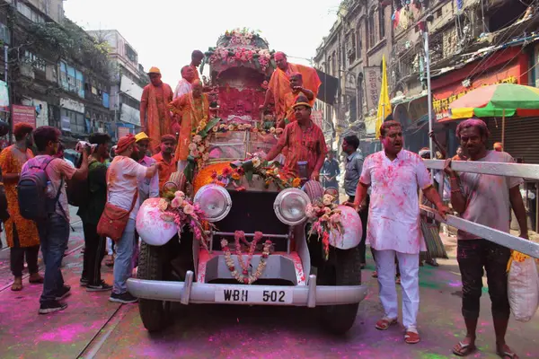 İnsanlar Kolkata, Hindistan 'da Holi' nin renkli festivalini kutluyorlar..