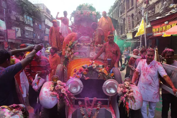 İnsanlar Kolkata, Hindistan 'da Holi' nin renkli festivalini kutluyorlar..