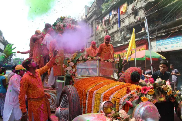 İnsanlar Kolkata, Hindistan 'da Holi' nin renkli festivalini kutluyorlar..