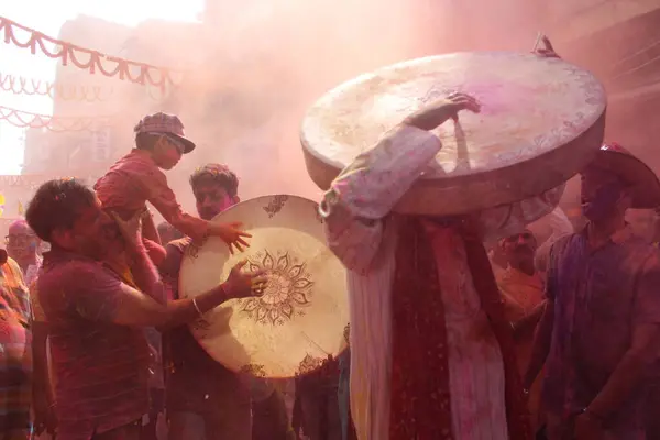 İnsanlar Kolkata, Hindistan 'da Holi' nin renkli festivalini kutluyorlar..