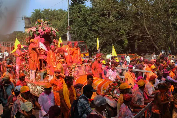 İnsanlar Kolkata, Hindistan 'da Holi' nin renkli festivalini kutluyorlar..