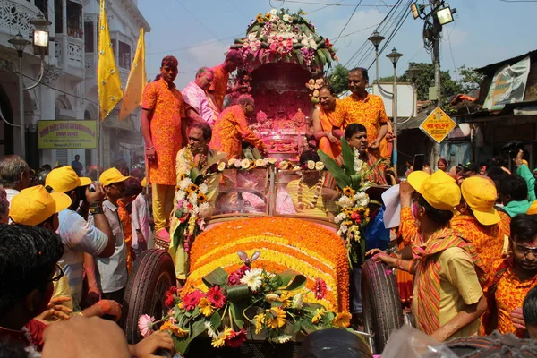 İnsanlar Kolkata, Hindistan 'da Holi' nin renkli festivalini kutluyorlar..