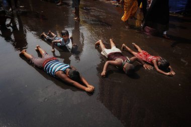 İnsanlar Kolkata, Hindistan 'da Tanrıça Sitala' ya ibadet ederken eski bir Bengali ayini yapıyorlar..