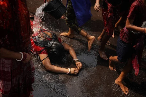 İnsanlar Kolkata, Hindistan 'da Tanrıça Sitala' ya ibadet ederken eski bir Bengali ayini yapıyorlar..