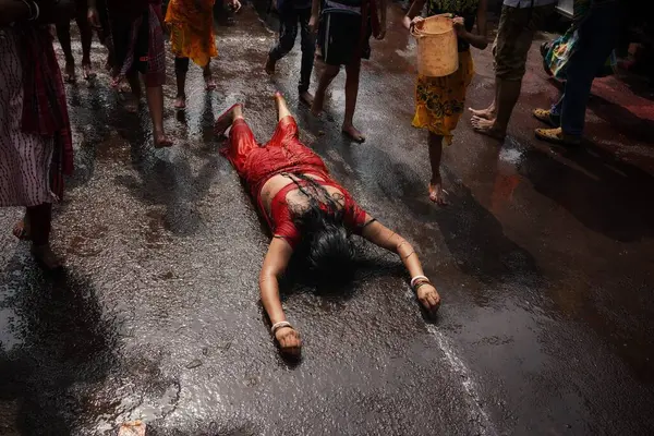İnsanlar Kolkata, Hindistan 'da Tanrıça Sitala' ya ibadet ederken eski bir Bengali ayini yapıyorlar..