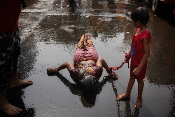 İnsanlar Kolkata, Hindistan 'da Tanrıça Sitala' ya ibadet ederken eski bir Bengali ayini yapıyorlar..