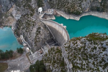 Nehirdeki baraj Alplerde