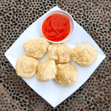 Soslu kızarmış tavuk ve domates sosu, geleneksel Endonezya yemeği.