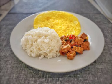 Yakın çekim lezzetli pirinç, kızarmış tempeh ve omlet.