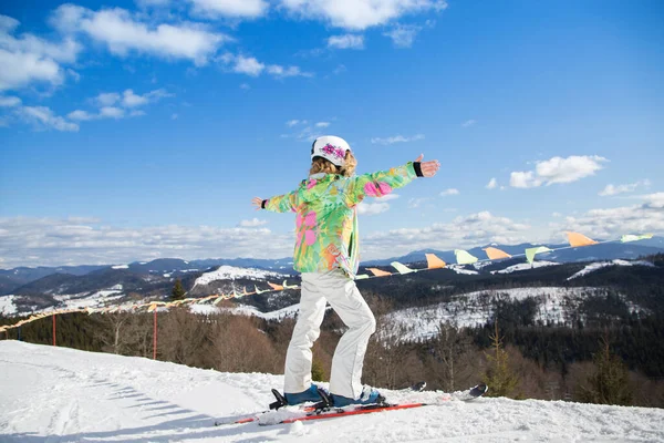 Das Erwachsene Mädchen Auf Skiern Steht Mit Ausgebreiteten Armen Berghang — Stockfoto