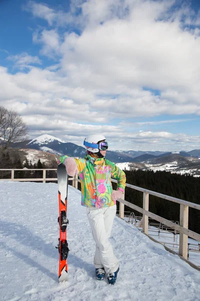 Νεαρή Γυναίκα Κοστούμι Σκι Σκι Στέκεται Στην Κορυφή Μιας Χιονισμένης — Φωτογραφία Αρχείου