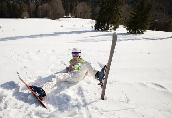 Молода Жінка Лижах Доброму Гуморі Впала Весело Лежить Снігу Холодний — стокове фото