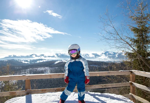 Χαρούμενο Αγόρι Κράνος Γυαλιά Μπλε Φόρμες Στο Χιονοδρομικό Κέντρο Φόντο — Φωτογραφία Αρχείου