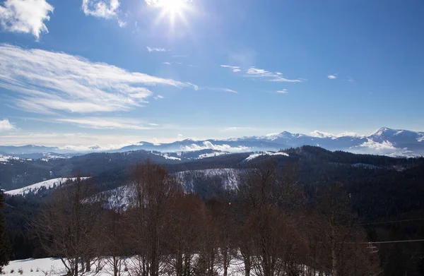 Hermosa Vista Las Montañas Cubiertas Nieve Bajo Cielo Azul Con — Foto de Stock