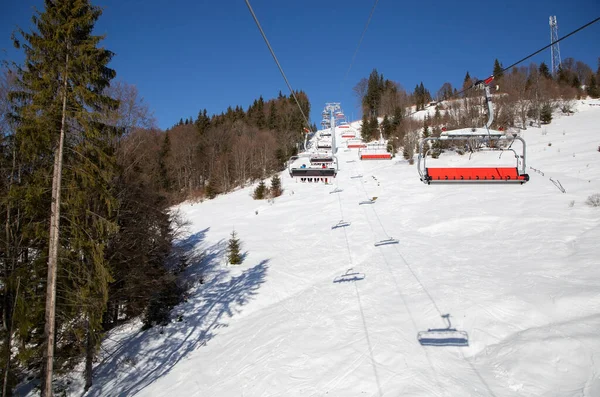把无法辨认的滑雪者抬到雪山顶上的电梯 寒冬晴天 户外活动 滑雪训练 冬季运动季节性的冬季欢乐 — 图库照片