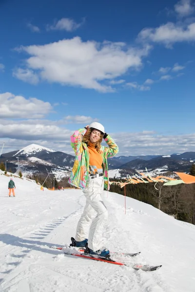 Mujer Joven Niña Adolescente Esquís Encuentra Cima Ladera Montaña Cubierta —  Fotos de Stock