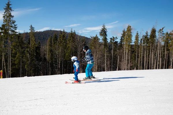 Μικρό Αγόρι Μαθαίνει Σκι Τον Πατέρα Του Χιονισμένα Βουνά Κατά — Φωτογραφία Αρχείου