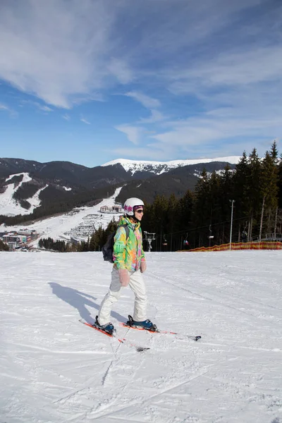 Mujer Joven Niña Adolescente Los Esquís Encuentra Cima Ladera Montaña — Foto de Stock