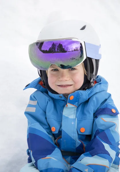 Portré Gyermek Fiú Sisakban Símaszk Meleg Kabát Hóban Téli Szórakozás — Stock Fotó