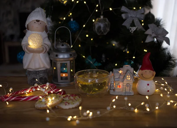 Foto Atmosférica Aconchegante Tema Natal Uma Xícara Transparente Com Chá — Fotografia de Stock