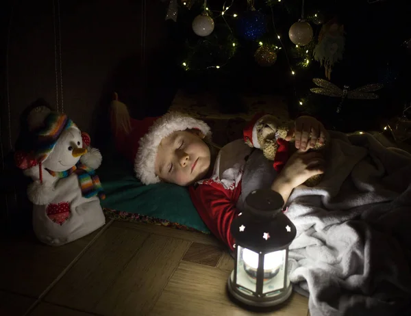 Милий Маленький Хлопчик Новорічній Піжамі Спить Під Прикрашеною Ялинкою Чекаючи — стокове фото