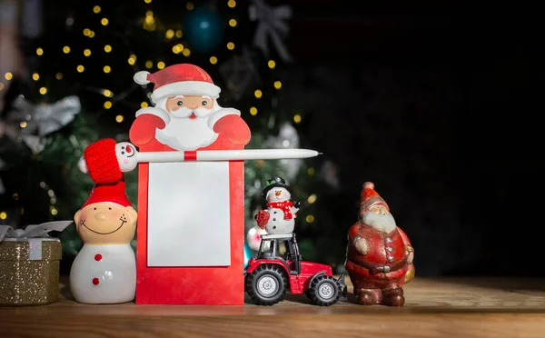 Jucărie Miniatură Tractor Roșu Figurine Suveniruri Zăpadă Moș Crăciun Notebook — Fotografie, imagine de stoc