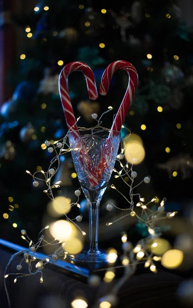 Sticlă Goală Cristal Care Stau Acadele Roșii Formă Inimă Ghirlande — Fotografie, imagine de stoc