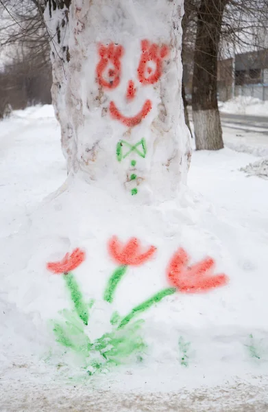 Dětská Kresba Pestrobarevnými Barvami Sněhu Malovanými Květy Legračním Obličejem Sbohem — Stock fotografie