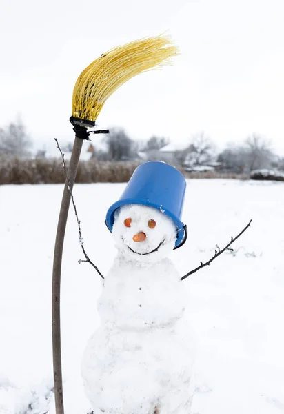 Смешной Снеговик Желтой Метлой Синим Ведром Голове Зимнее Веселье Радость — стоковое фото