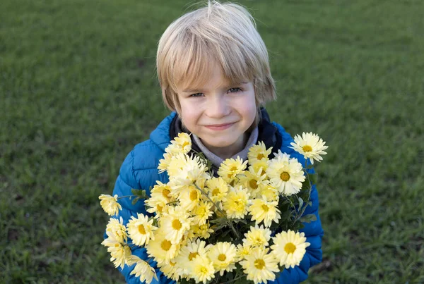 Usmívající Ukrajinský Chlapec Let Modré Bundě Kyticí Žlutých Chryzantémat Den — Stock fotografie