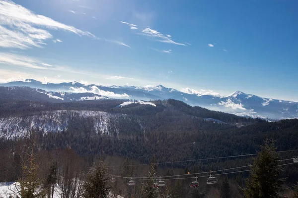 Hermosa Vista Montañas Cubiertas Nieve Bosques Cielo Azul Nubes Con — Foto de Stock