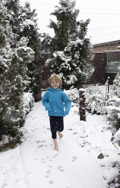 Barefoot Boy Joyfully Runs Snow Healthcare Concept Hardening Healthy Lifestyle — Stock Photo, Image