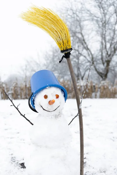 Смешной Улыбающийся Снеговик Синим Ведром Голове Желтой Метлой Зимнее Веселье — стоковое фото
