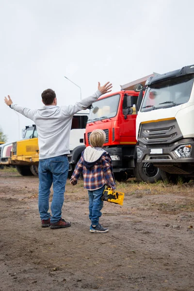 Man Een Jongen Staan Voor Grote Vrachtwagens Zicht Van Achteren — Stockfoto