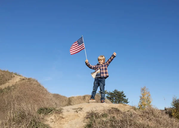 Rapaz Patriótico Anos Levantou Mãos Segurando Bandeira Americana Contra Céu — Fotografia de Stock