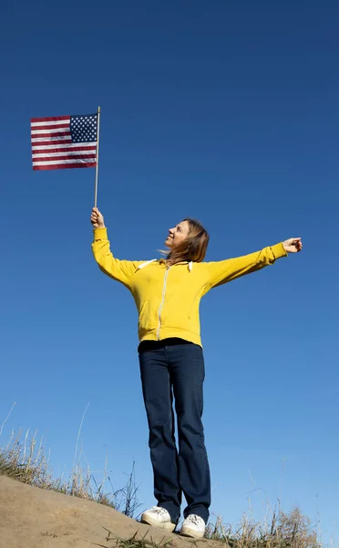 Патріотична Щаслива Жінка Радістю Підняла Американський Прапор Проти Безхмарного Блакитного — стокове фото