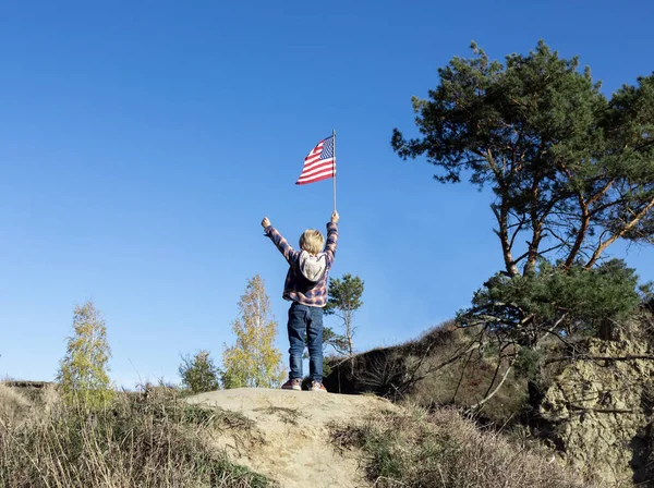 在蓝天的映衬下 公园里一个无法辨认的孩子手里拿着美国国旗 美利坚合众国自由和独立的国家象征 迈向光明的未来 后视镜 — 图库照片