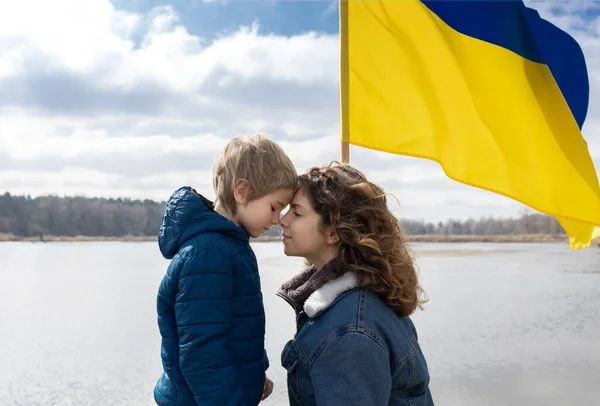 Garçon Jeune Femme Face Face Sur Fond Lac Drapeau Ukraine — Photo
