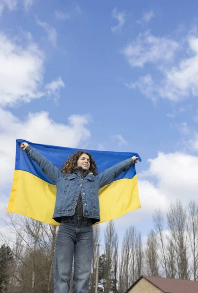Молода Жінка Доросла Дівчина Тримає Український Жовто Синій Прапор Спиною — стокове фото