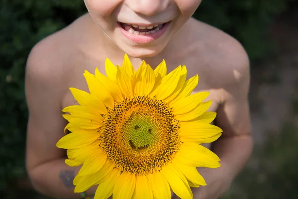 Közelkép Gyermek Arcáról Mosoly Tejfogakkal Sárga Napraforgó Virággal Mosollyal Belevésve — Stock Fotó