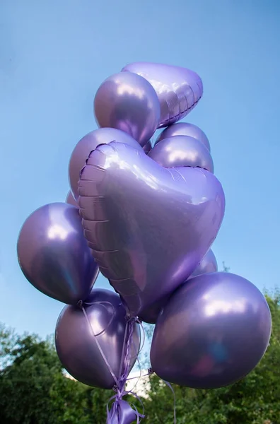 Куча Одноцветных Фиолетовых Шариков Гелием Против Неба Концепция Радости Свободы — стоковое фото