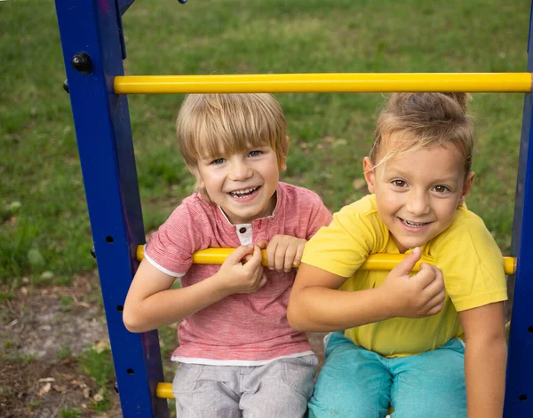 Двоє Річних Хлопчиків Мило Посміхаються Сидячи Ігровому Майданчику Влітку Щасливе — стокове фото