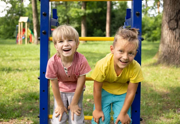 Два Років Хлопчики Сміються Весело Сидячи Поруч Дитячому Майданчику Влітку — стокове фото